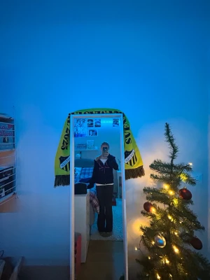 Mörkgrå bootcut jeans - Säljer ett par mörkgrå jeans med bootcut passform. Jeansen har fickor med knappar bak och klassiska fickor där fram, och är tillverkade i ett mjukt denimtyg som sitter skönt. Perfekta om du gillar en lite vidare siluett nertill och vill ha en tidlös look. Det är bara att höra av dig om man vill ha mer bilder på jeansen och om man har några frågor. Priset kan diskuteras och köparen står för frakten❄️💗🥂🛍️