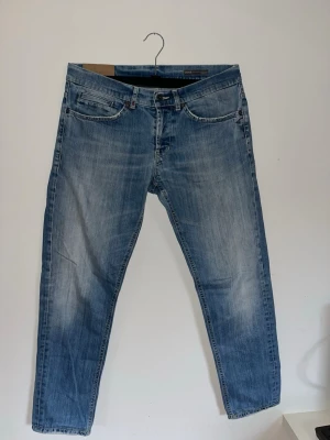 Dondup jeans ljus blå  - Säljer ett par ljusblå jeans från Dondup riktigt schyssta jeans i riktigt fint skick. 