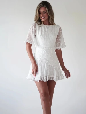 Vit spetsklänning med volang - Superfin vit kortklänning från oh hello clothing! Säljer pga lite stor och returtiden hade gått ut. Nypris 1100, säljer för 699🫶🫶🫶 perfekt till student eller skolavslutning!!