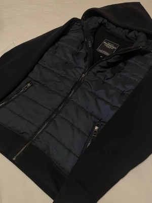 Snygg cardigan med luva - Riktigt fin mörkblå cardigan med luva, perfekt över en hoodie nu eller mot våren. Snygg passform och najs fickor, storlek M sitter som M/S, bra skick. Skriv vid minsta intresse, pris kan alltid diskuteras vid smidig affär😀