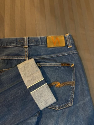 Nudie cone selvage jeans grim tim  - Tja säljer ett par riktigt sällsynta nudie jeans i cone selvage från USA. Modellen heter grim tim och de sitter slim. Gjorde 2015 och fortfarande i utmärkt skick. Storlek 32/34 men sitter mer som W32 L32