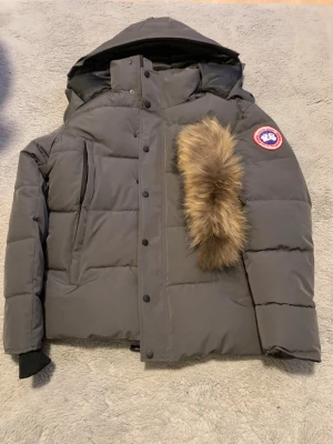 Moncler,canada goose  - Moncler storlek M  canada goose Storlek S