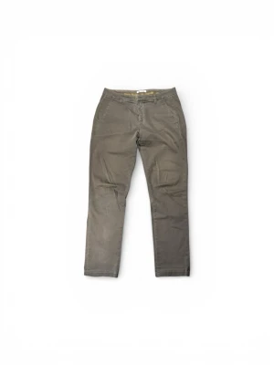 Grå/gröna chinos från Dondup, storlek 32 - Snygga grå/gröna chinos från Dondup, tillverkade i Italien. Byxorna har klassisk rak passform, sidfickor fram och knäppning bak. Materialet är mjukt och slitstarkt, perfekt för dig som gillar stilrena och bekväma byxor. Passar dig som vill ha en clean look.