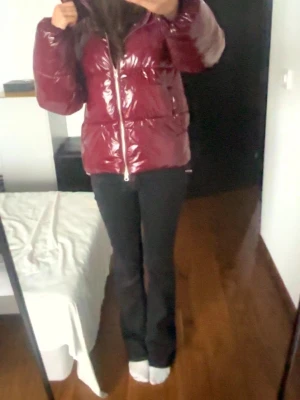 Vinröd pufferjacka från Nelly - Säljer denna super snygga Nelly jackan i XS❣️ fint skick använd kanske några gånger men har mest legat i garderoben eftersom jag fick en ny jacka i julklapp❣️❣️ enda defekten är att ena sidan av knappen i fickan har gått av men knappt något man märker❣️köptes för 800kr