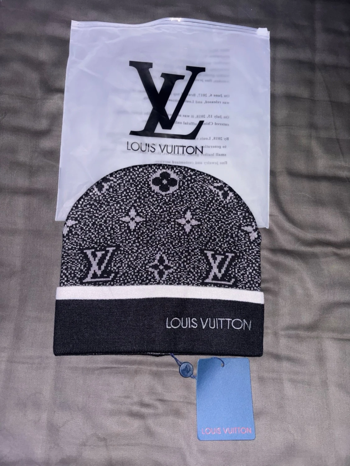 Svart stickad mössa