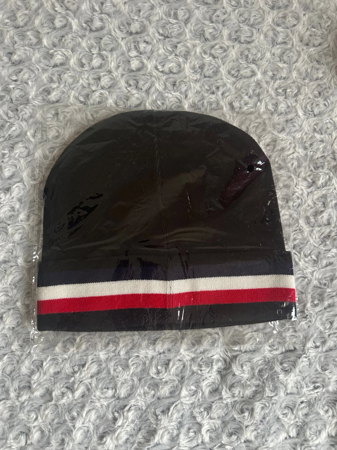 Svart mössa med röd-vit rand - 1