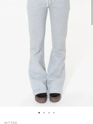 Nitted lågmidjade mjukis byxor  - Säljer dessa SLUTSÅLDA Nitted mjukis byxorna då dom är för små för mig och aldrig använt, helt nya storlek XSS, köpt för 500kr