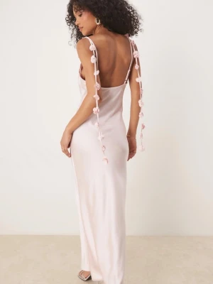 Ljusrosa långklänning i satin - Säljer denna klänning från Gina Tricot,som jag hade på min bal så bara använt en gång. 