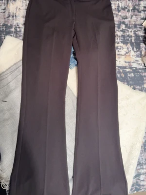 Svarta kostymbyxor med bootcut - Snygga svarta kostymbyxor med bootcut och lågmidjade, Aldrig använd 🥰