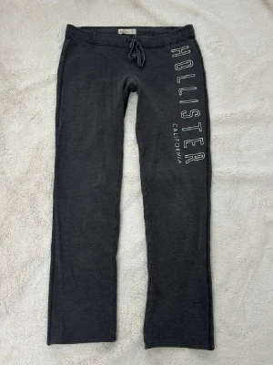 Hollister lågmidjade byxor  - Ett par lågmidjade byxor från Hollister i storlek S. Rakt över midjemått: ca 37cm. Innebenslängd: ca 73cm. Jag fraktar inom 24h. Se liknande plagg i min profil!