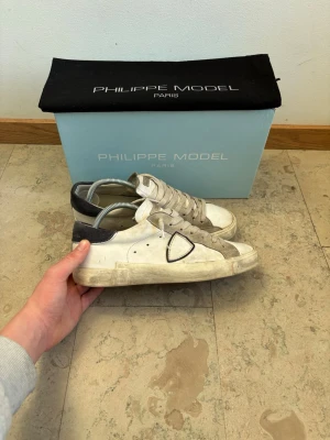 Philippe Model - Philippe models i storlek 41, passar 42. Väldigt bra skick endast smutsiga. Allt medkommer vid köp. Hör av er vid frågor eller vid behov av fler bilder.