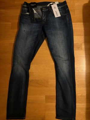 Dondup jeans - Mörkblå jeans från Dondup. Har ägt dom ett tag men inte använt har legat i garderoben i princip hela tiden. Dom är väldigt fräscha och man skulle kunna säga nyskick.