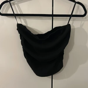 Svart croppad topp från SHEIN - Säljer en svart croppad topp från SHEIN i storlek XS. Knappt använd och finns även i vitt säljer båda för 60kr skriv gärna om du är intresserad i att köpa båda💕