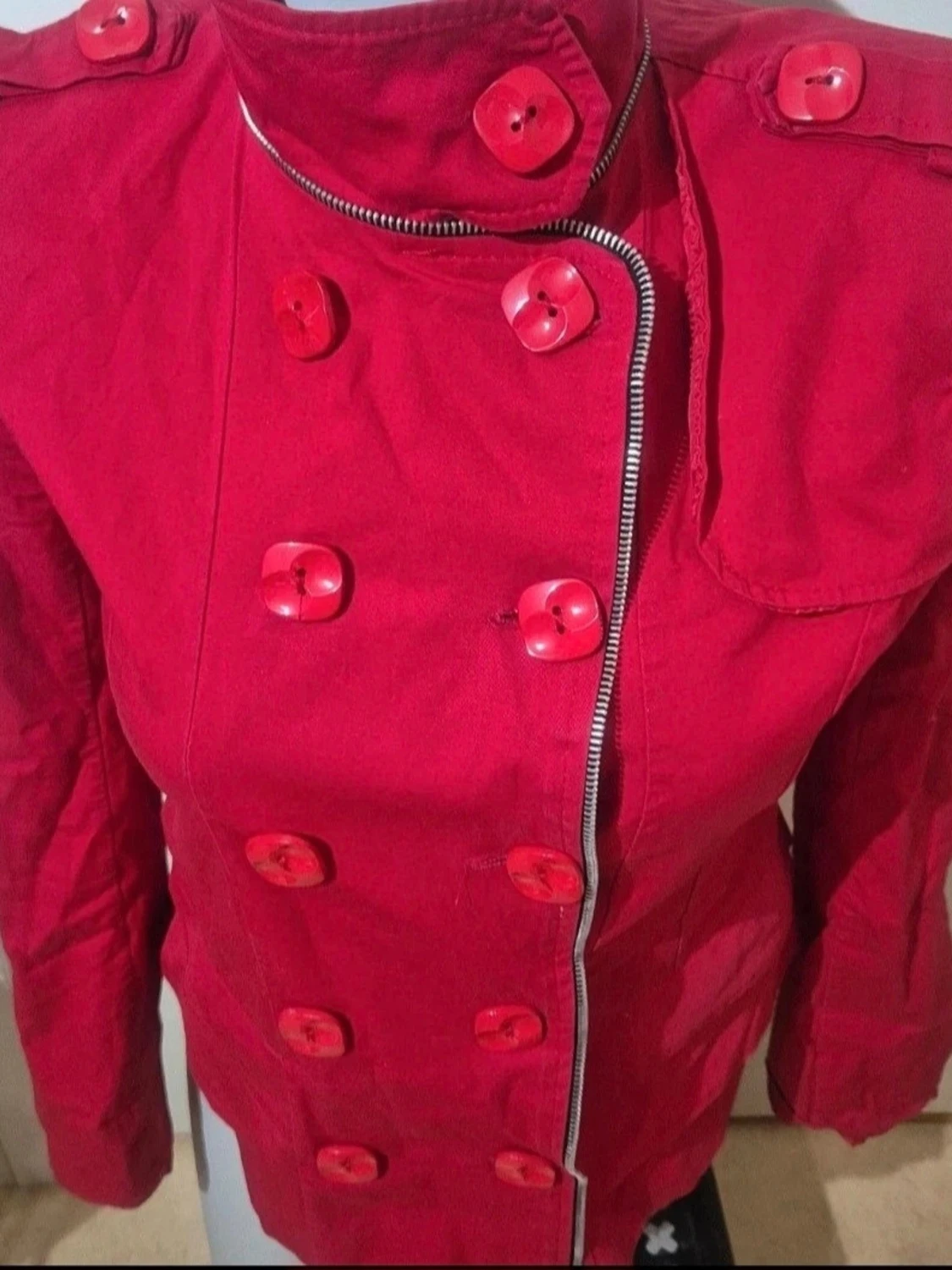 Röd rock med knappar och hög krage - 1