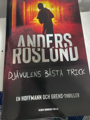 Djävulens bästa trick - En spännande thriller där Stockholm drabbas av spektakulära brott och rädsla sprider sig. Kriminalinspektör Mariana Hermansson måste lösa mysteriet tillsammans med sin chef och en infiltratör. Perfekt för dig som gillar nervkittlande och mörka berättelser!
