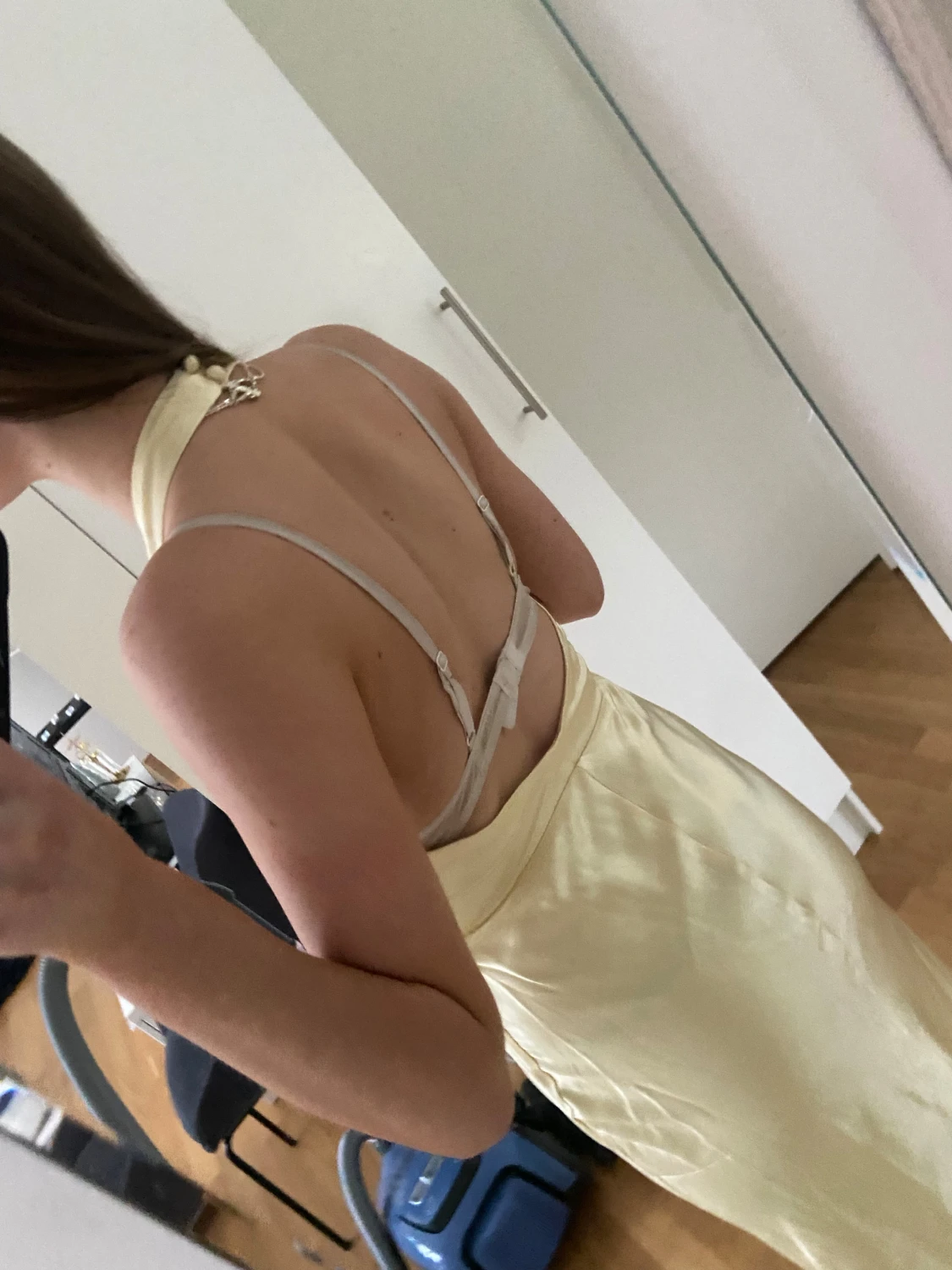 Champagnefärgad långklänning i satin - 1