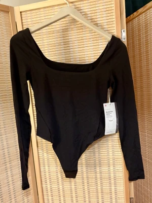 Lululemon Wundermost Ultra-Soft Nulu Square-Neck Long-Sleeve Bodysuit - Helt ny med lappar kvar enligt bilder.  Strl. S  Nypris över 900kr  Se gärna mina övriga annonser för bundlerabatter och samfrakt!
