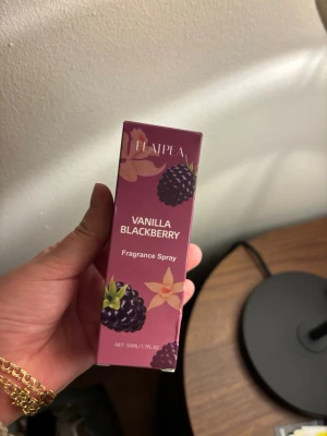 Vanilla Blackberry Fragrance Spray - Fräsch och färgglad spray med vanilj och björnbär. Volym: 50ml. Ingredienser: aqua, oljefraktioner, parfym, PEG-8, DMDM hydantoin, hexamethylindanopyran, linalool, limonene m.fl. Tillverkad i Kina.