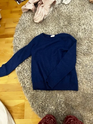 Blå tröja från vila  -  Säljer en superfin blå tröja ifrån vila i storlek XS säljer på grund av att den inte riktigt är min smak. Super fint skick. 🩷