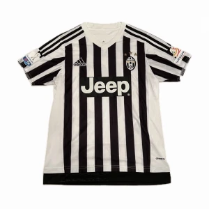 Vintage Juventus Pogba Tröja - Otroligt fin Retro 2016 Juventus Paul Pogba tröja i otroligt bra skick! Storleken S men passar även M. Tveka inte att höra av dig vid funderingar! 