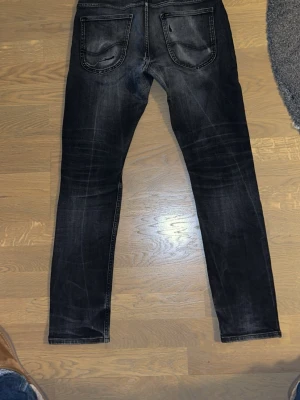 Tvärfeta lee jeans w30 - Tjena! Säljer nu dessa tvärläckra jeans från märket Lee. Står att de är w32/l30 men är snarare w30 då de passar mig som bär den storleken. Jeansen har fått tvätten från flera års användning, så ingen fabriks gjord tvätt!! Sjukt snygg snus fade mobil fade som min farsa har fått fram. Vanlig slim fit, liknar nudie jeans lean dean eller ett par dondup George. Några årsedan så sprack de vid skrevet, men det är lagat, däremot så har de öppnat upp sig lite grann (men inget som märks, se bild 3 och 5).