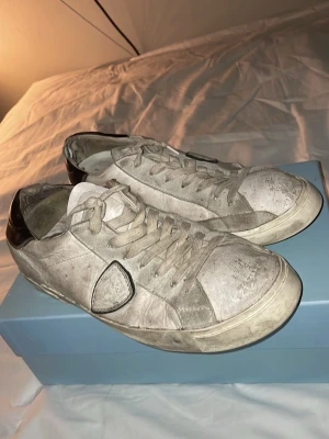 Philippe model skor strorlek 43 - Säljer ett par Philippe model skor i storlek 43, skorna är inte tvättade på bilden och tvättas inte innan dem skickas. Skorna har skavanker i hälarna men inget som syns under användning. Påse och låda ingår. Pris kan diskuteras vid snabb och smidig affär.