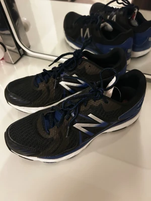 New Balance skor  - Bra skick, använd några gånger men har inga stora skavanker/smuts osv…Loggan i skosulorna har gått bort lite som det syns i bilderna. Strl 43, NEW BALANCE 670V5 BLACK BLUE