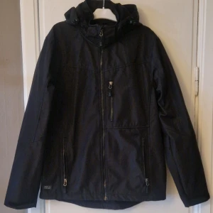 Softshelljacka - Säljer en svart softshelljacka i stl M (herr). Den är i stort sett oanvänd så i nyskick. Av märket Southwest