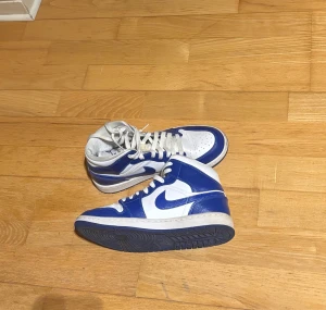 Nike Air Jordan 1 Kentucky Blue - Säljer ett par Nike Air Jordan Kentucky Blue 1 för ett otrolig bra pris. Nypris ligger runt 2-2.5k. Jag säljer skorna för att jag knappt har använt dem. Skorna är i mycket bra skick.