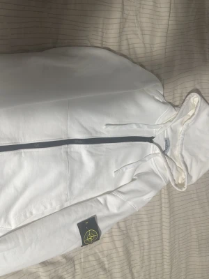 Stone Island zip hoodie - Fin vit stone island zip hoodie, helt ny storlek M