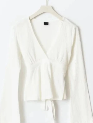 Vit knyttopp Gina Tricot - Säljer en vit blus/topp som går att knyta där bak. Skriv för frågor eller prisförslag!🥰