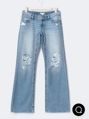 Blå wide jeans med slitningar - Säljer ett par ljusblå wide jeans med snygga slitningar på båda benen. Jag har aldrig användt jeansen då dom är för stora för mig. 