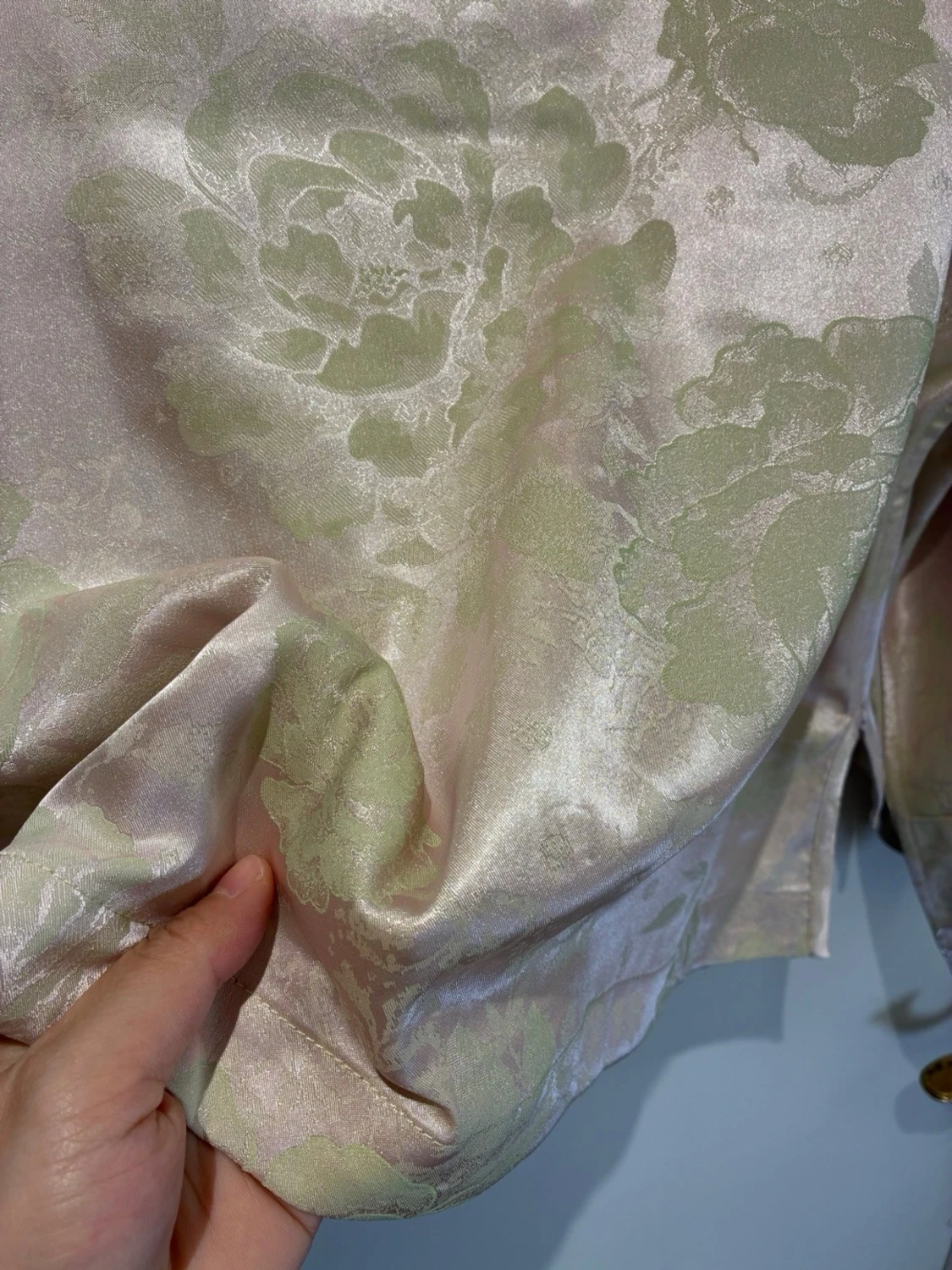 Elegant plagg i 100% mullbärssilke med vacker glans och mjukt fall - 5