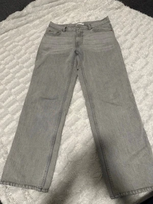 Gina Perfect Jeans straight fit - Snygga grå jeans från Ginas Perfect Jeans i rak modell. Uppsydda att passa någon som är 160. 