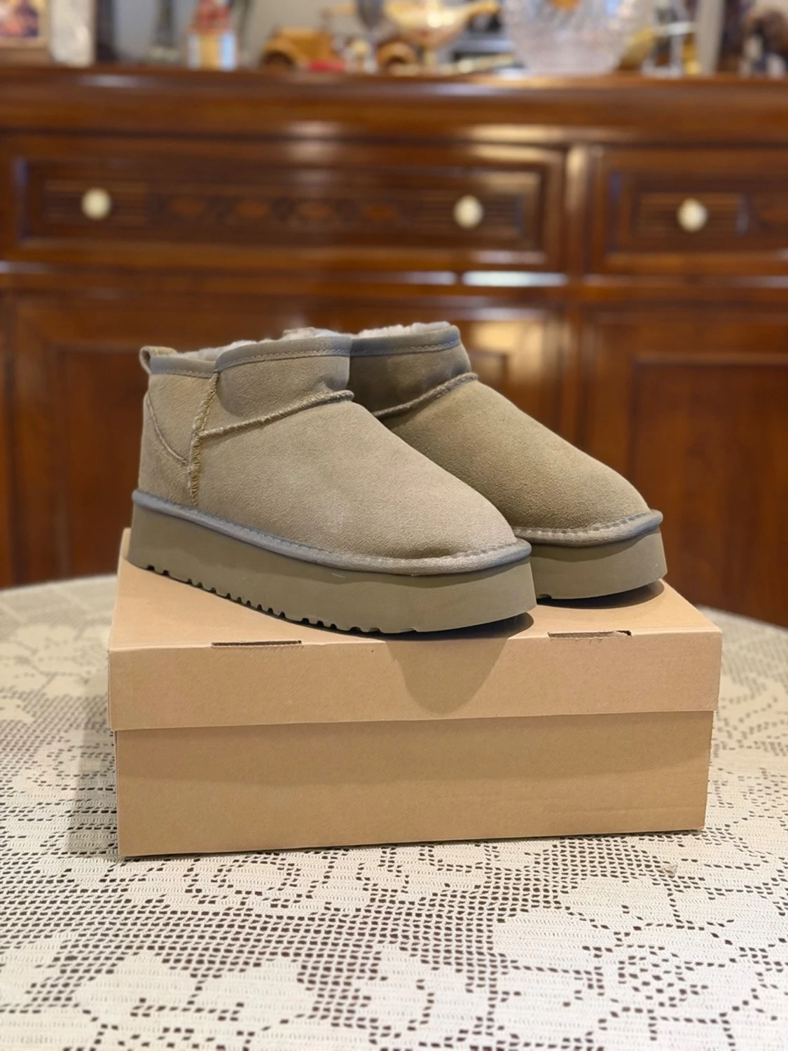 Beige UGG boots med pälsfoder