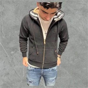 Burberry tröja  - Helt ny Äkta burberry hoddie. Det är storlek S men den sitter som XS. Säljer för 1499kr så de väldugt bra pris för helt ny. Skriv vid intresse! 