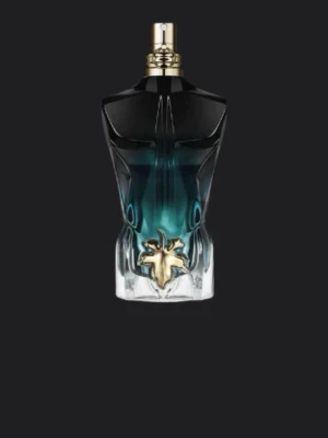 Stilren herrparfym med unik design - En parfym med modern och cool flaska, perfekt för dig som vill sticka ut. Flaskan har en djärv design med blå och svarta toner samt en guldfärgad detalj framtill. Perfekt för dig som gillar trendiga accessoarer.