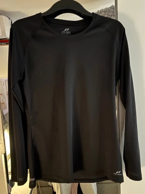 Svart långärmad träningströja Pro Touch - Säljer en svart långärmad träningströja från Pro Touch. 