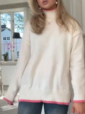 Vit polotröja med rosa kant - Säljer min populära polotröja från meet me there, helt ny med prislapp kvar❤️