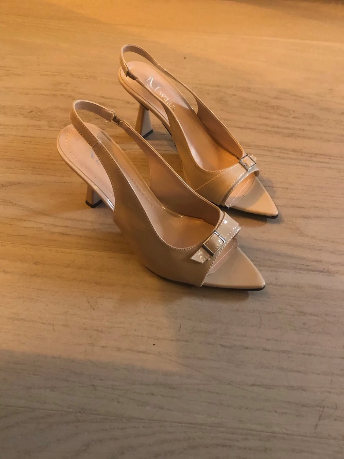 Beige klackar med spetsig tå  - 1