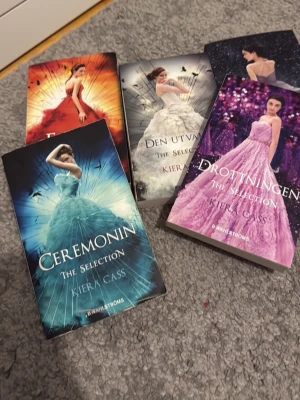 Ceremonin (The Selection) serien - Ceremonin perfekt för dig som gillar romantik, spänning och vackra klänningar! 5 stycken delar av serien!