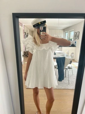 Vit plisserad kortklänning med volang - Intressekoll på denna sjukt eftertraktade klänningen från Zara!! 💓🙏🏼🙏🏼sista bilden är min egen 
