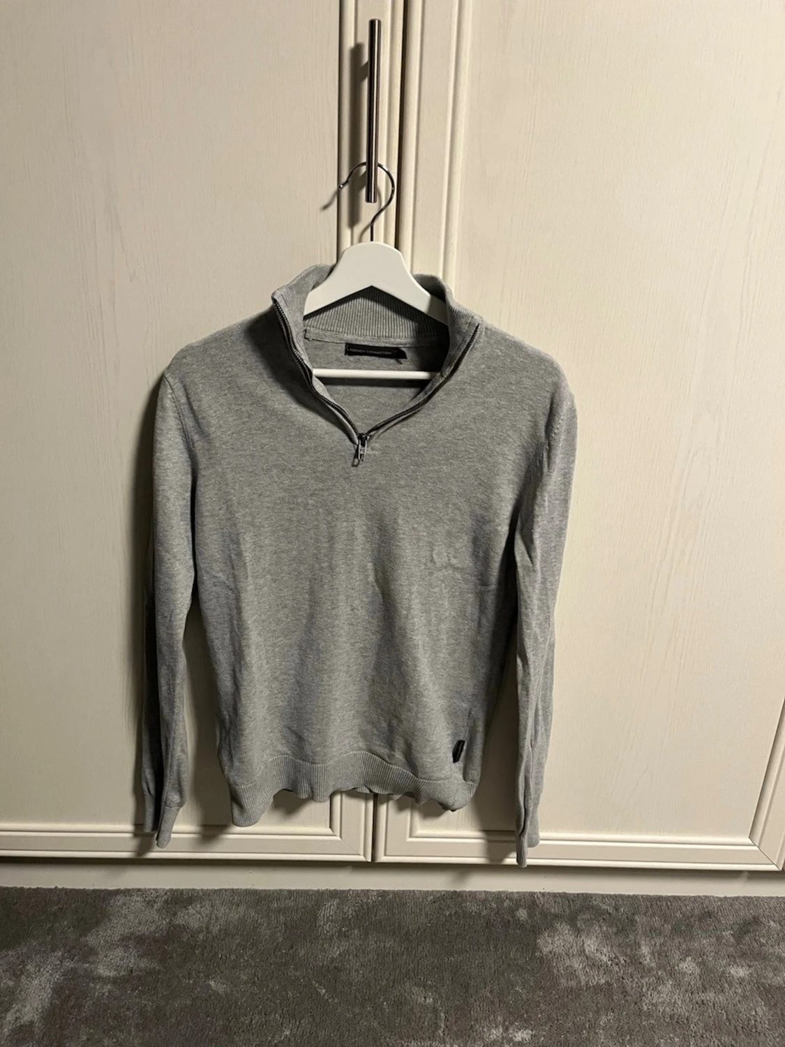 Grå half zip tröja från French Connection