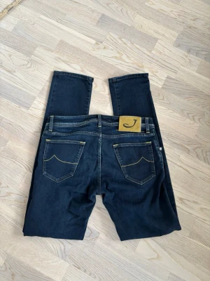 Sjukt snygga Jacob Cohen jeans w32 - Superfina populära och eftertraktade Jacob Cohen jeans i w32 säljes. 107 cm total längd och 42 cm breda i midjan. Inga hål eller fläckar i utmärkt topp skick och tveka inte vid minsta fråga eller fundering!