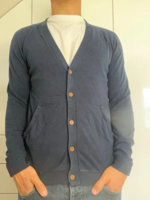 Mörkblå cardigan från These Glory Days - Mörkblå cardigan från These Glory Days. Strl S. Inga defekter. Modellen är 178 cm och väger 77 kg, Hör gärna av dig vid frågor!