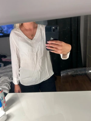 Vit blus - En vit blus, storlek 34