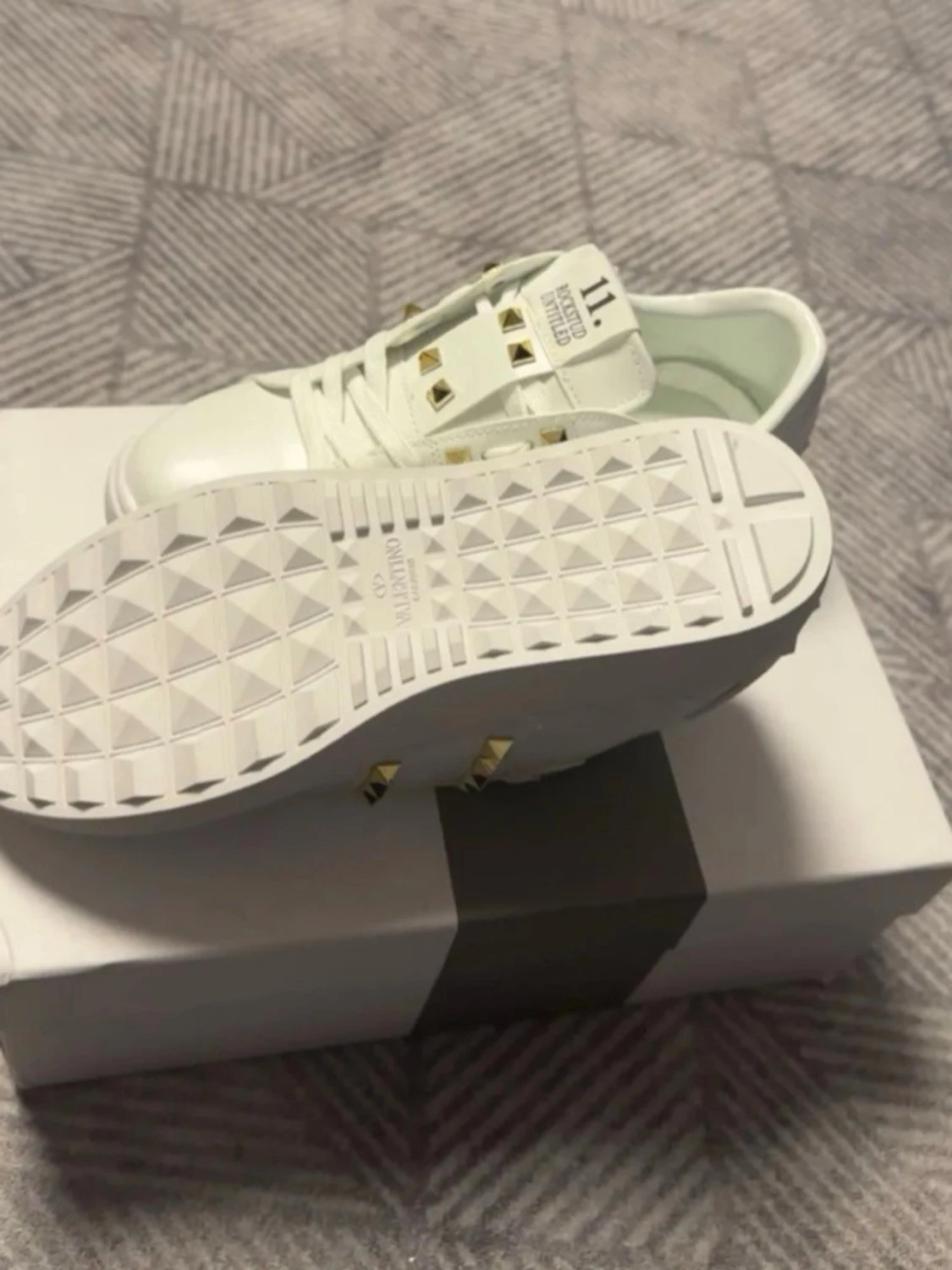 Vita sneakers med gulddetaljer - 2