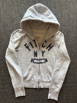 Abercrombie & fitch zip up ~ 2000’s YK2 - Säljer nu denna Abercrombie & Fitch zip up hoodien | st L ~ 160-170cm | sitter som XS | passar perfekt nu till kyligare dagar! Modellen produceras inte längre och är därav väldigt sällsynt. Kan även gå ner lite i pris vid snabb affär🍁🫶