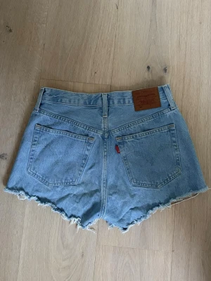 Levi’s shorts 501 - Levi's jeansshorts i modellen 501 W26                       Testa buda vid snabbt köp🤗