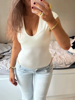 Urringad body - Så fin vit urringad body. OBS: ❗️Denna kommer säljas via budgivning i min Plick Live show + lyko giveaway den 30 Augusti kl 20.00, så denna går inte att köpa nu. Men skriv gärna om ni har frågor. Jag är 168 och det är mina bilder💖 